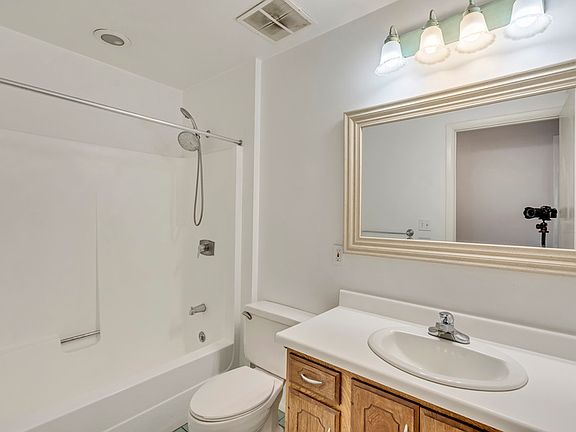 5th image of 2555 E Elm Ave