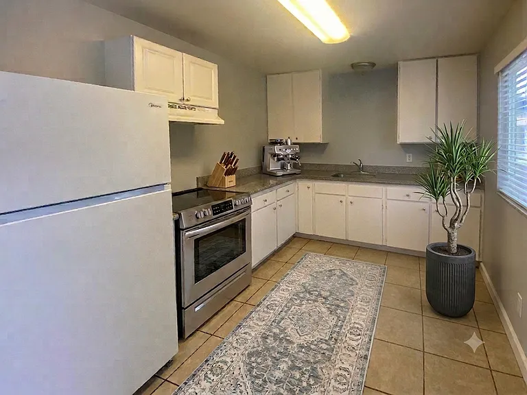 906 Dainty Avenue — Photo 10