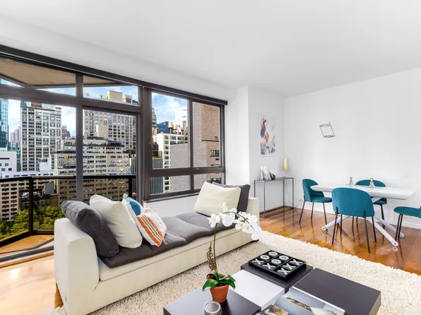 100 United Nations Plaza image 1 of 7