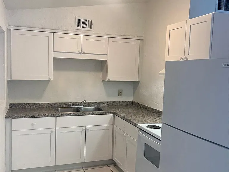 1412 NW 19th Ave — Photo 2