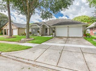 16030 Surrey Woods Dr, Friendswood, TX 77546