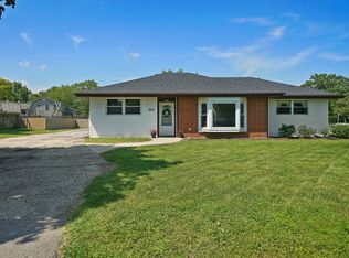 302 S Thornwood Dr, Lindenhurst, IL 60046