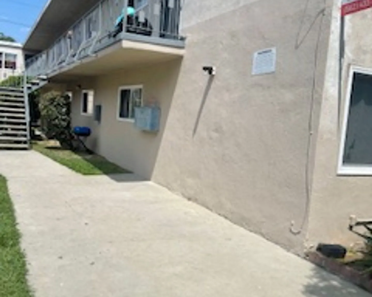 Lower 1 Bedroom 1 Bath in Long Beach — Photo 2