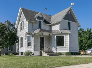 413 E Fayette St, Manchester, IA 52057