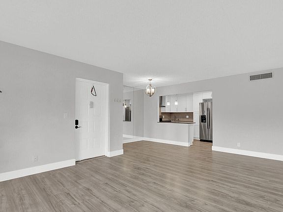 4th image of 715 Sunny Pine Way #B1