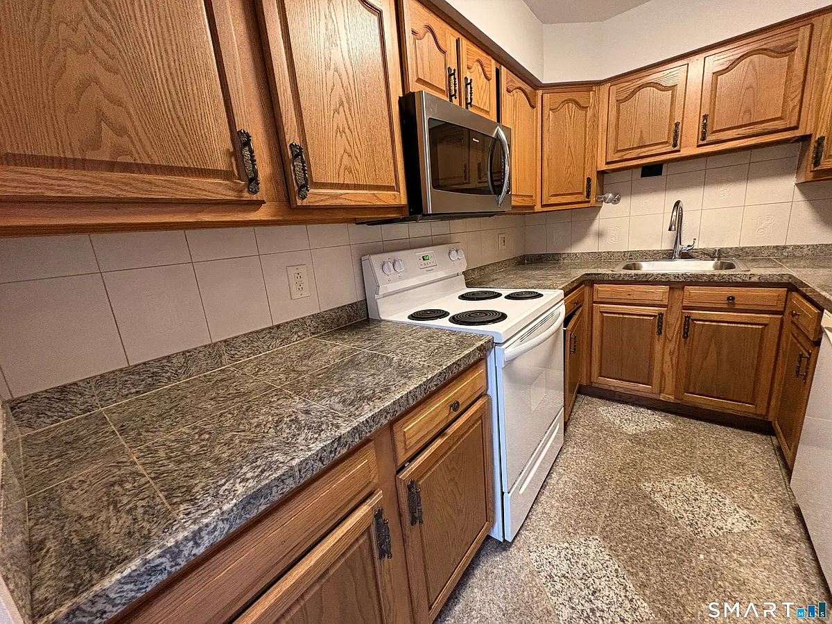 Building Photo - 38 Padanaram Ave #20B