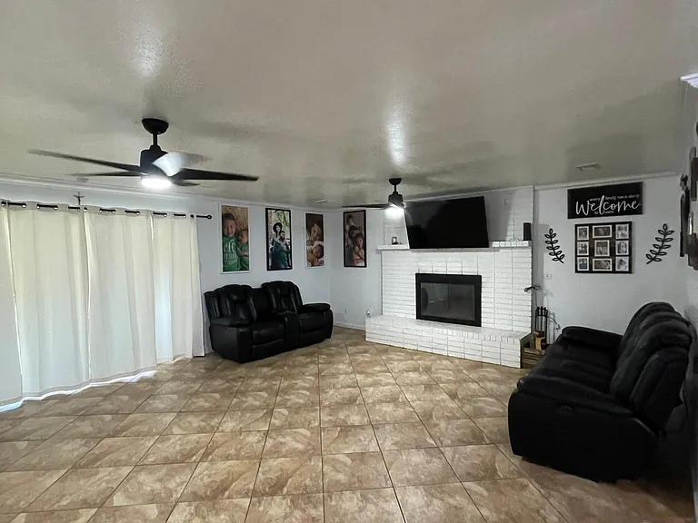 508 W Poe St — Photo 3