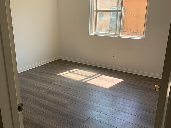 5th image of 648 W 40th Pl Unit 2