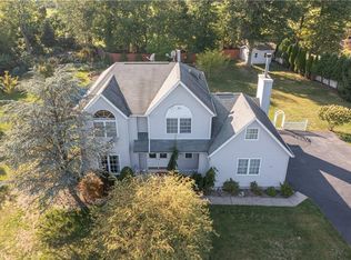 10 Garrett Ct, Chestnut Ridge, NY 10977