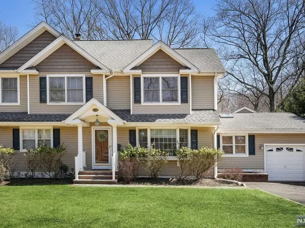 239 Momar Dr, Ramsey, NJ 07446