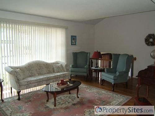 4th image of 23 Joan Ln