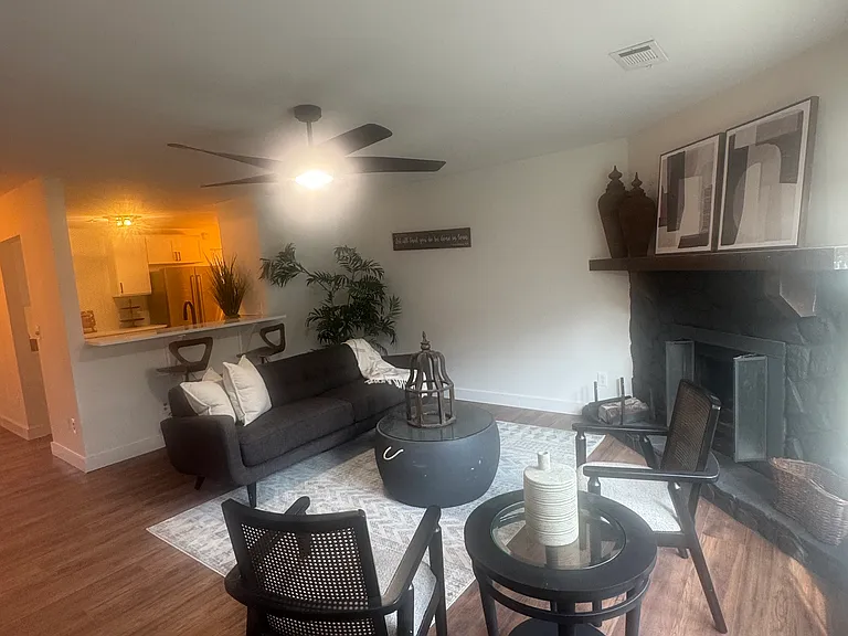 1050 Parkwest Ct — Photo 4