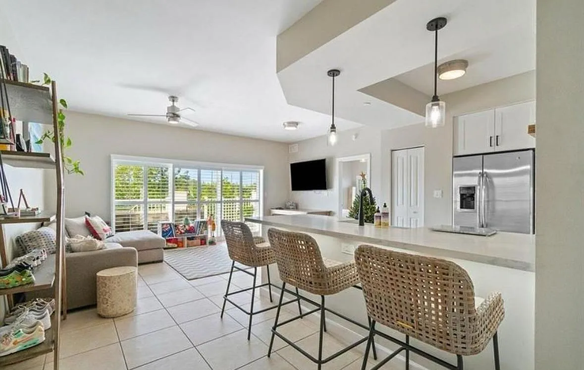 2 bed, 2.0 bath, 1001 sqft, $4,500 — Photo 2