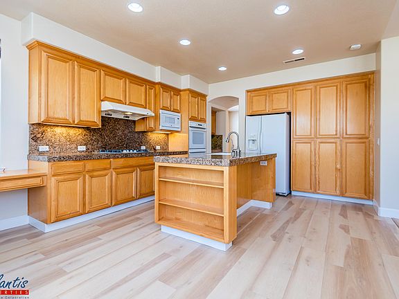 5th image of 3913 Emerald Isle Ln
