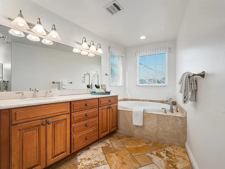 255 La Paloma — Photo 32