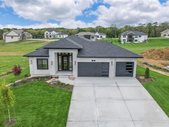 565 S Shore Dr, Lake Winnebago, MO 64034