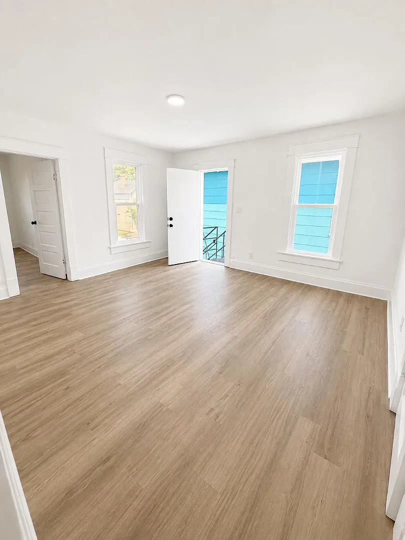304 Johnson St - Upper Unit — Photo 4