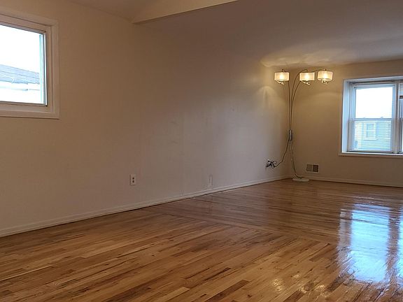 3rd image of 16 Rockville Ave #2R