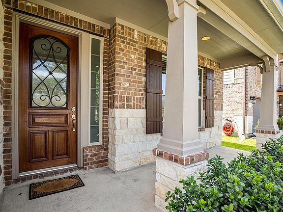 Just look at that adorable covered front porch! Perfect size for a few chairs or a swinging bench to sit out and relax on!