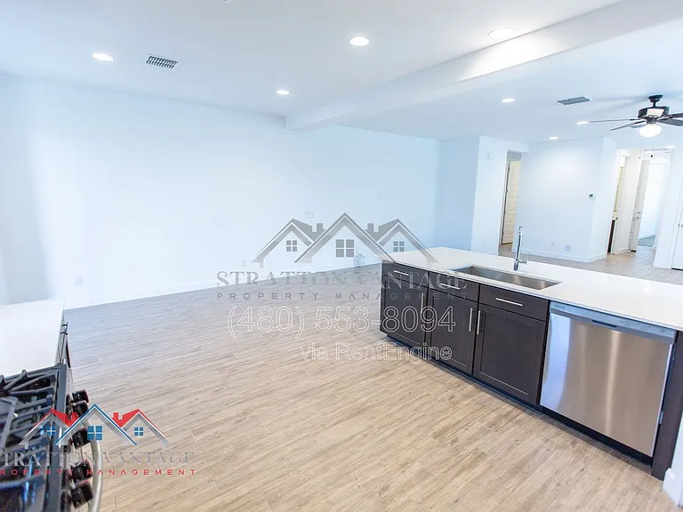 2304 E Kelly Dr — Photo 14