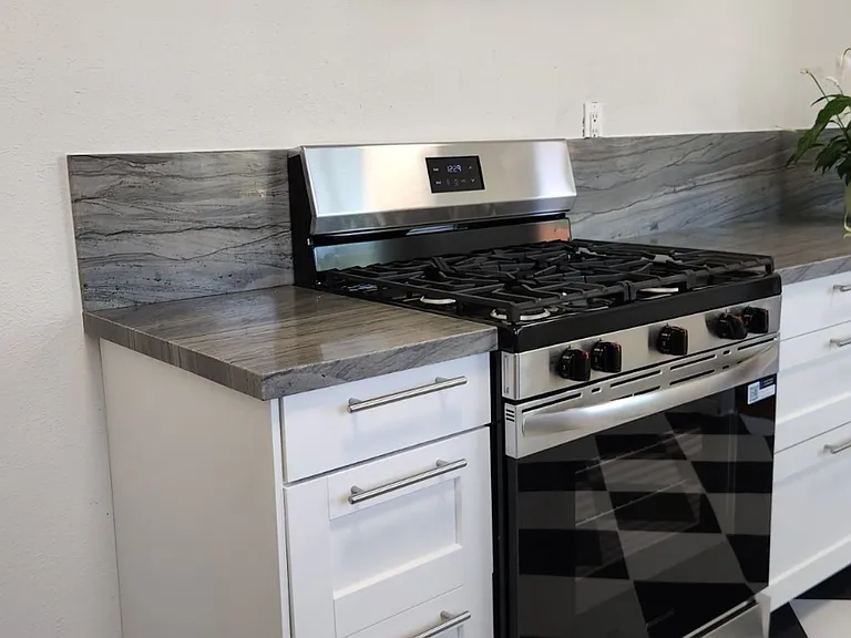 Kensington: Renovated Spacious Residence: Cook's kitchen, Includes parking — Photo 10