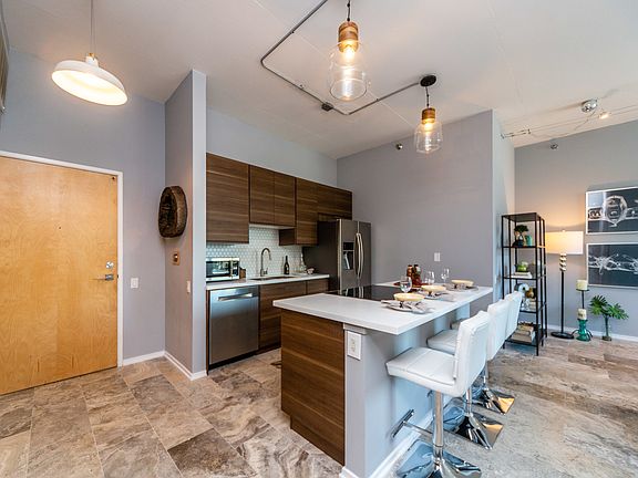 5th image of 1000 W Leland Ave APT 5H