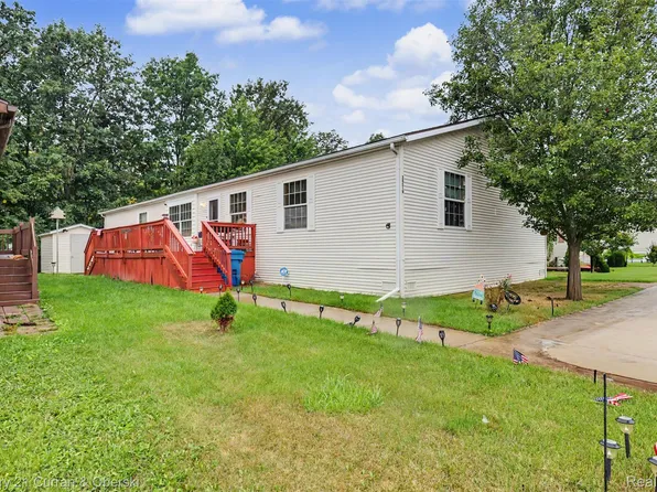 24519 Manchester Dr, Brownstown, MI 48134