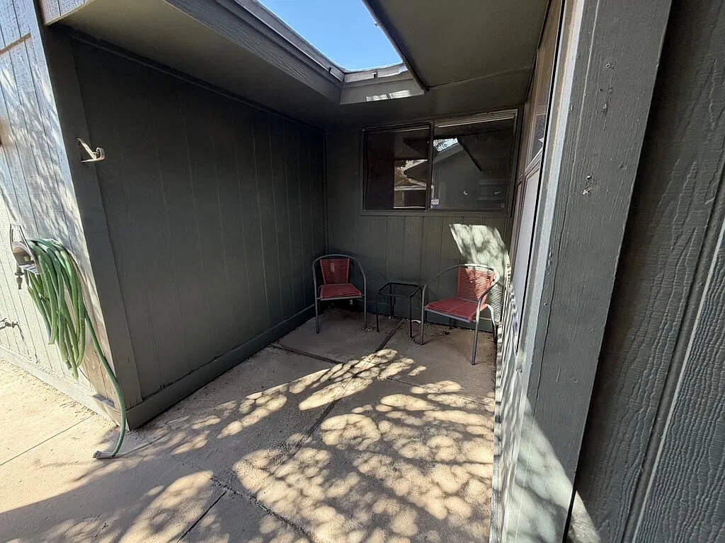3 bed, 3.0 bath, 1532 sqft, $2,100 — Photo 2