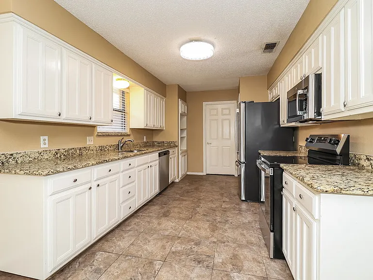 4900 Barberry Dr — Photo 6