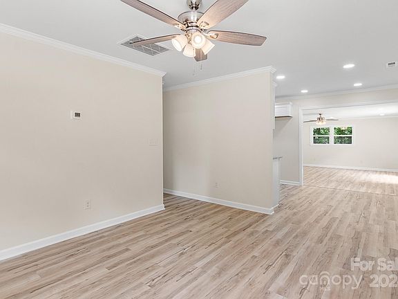 4th image of 1020 Houston St