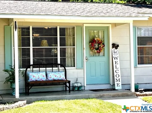 704 E Heaton St, Cuero, TX 77954