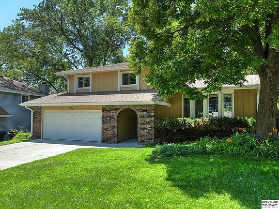 4th image of 918 S 152nd Cir