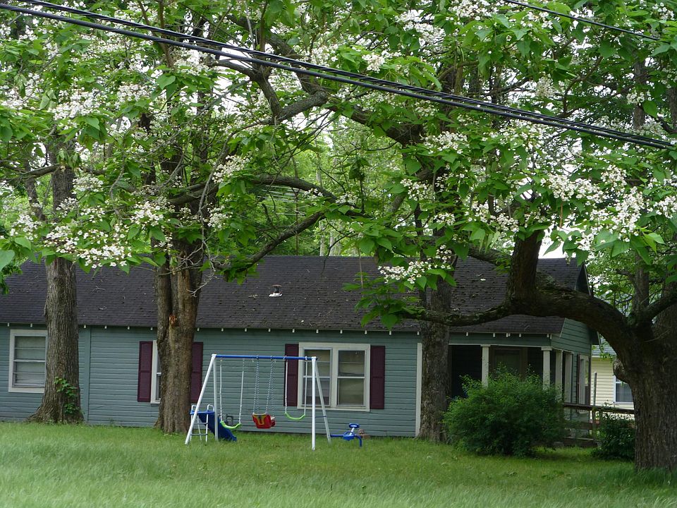Large side yard.