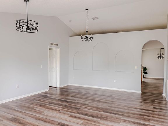 3rd image of 931 SW Haas Avenue