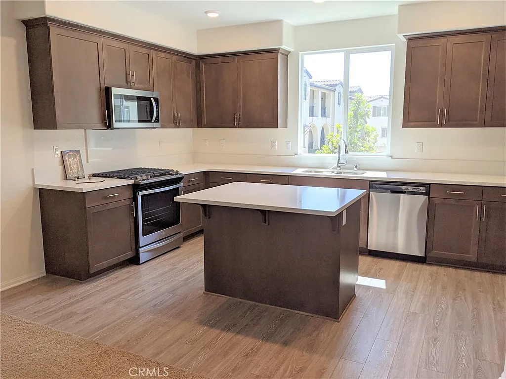 2 bed, 2.5 bath, 1562 sqft, $3,100 — Photo 2