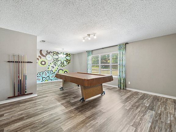 5th image of 2308 Royal Ln