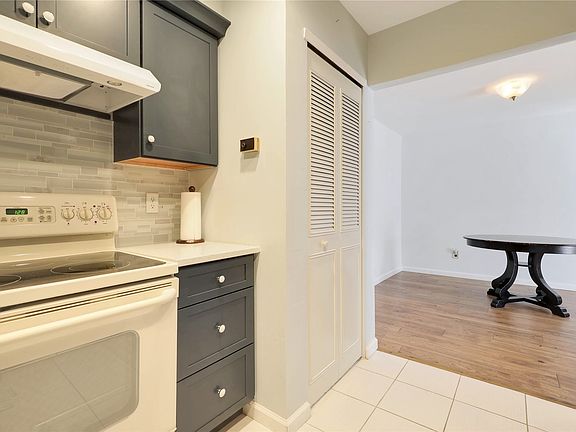 5th image of 15 Cambridge Dr W #15