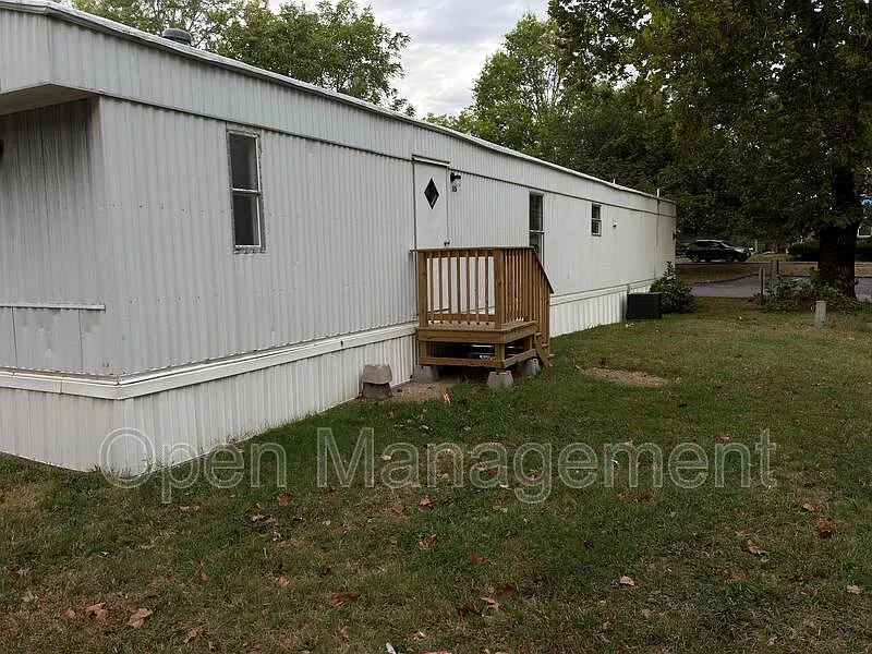 3 bed, 2.0 bath, 896 sqft, $929 — Photo 1