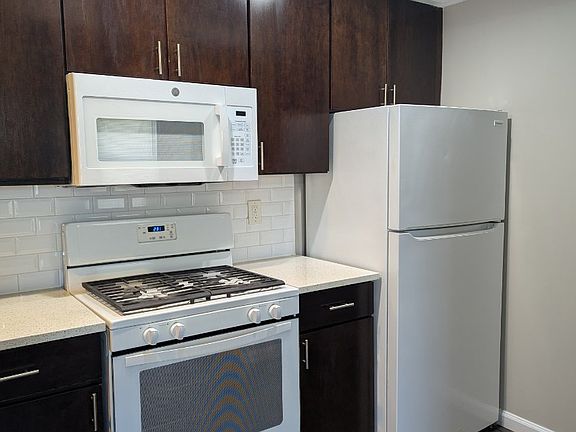 5th image of 829 Suffolk Ave APT 10