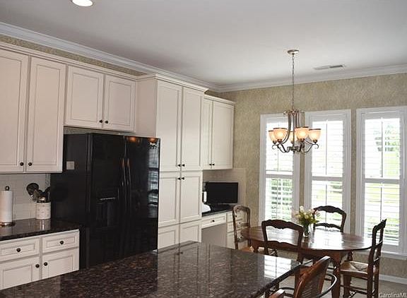 4th image of 1026 Pinehurst Ln