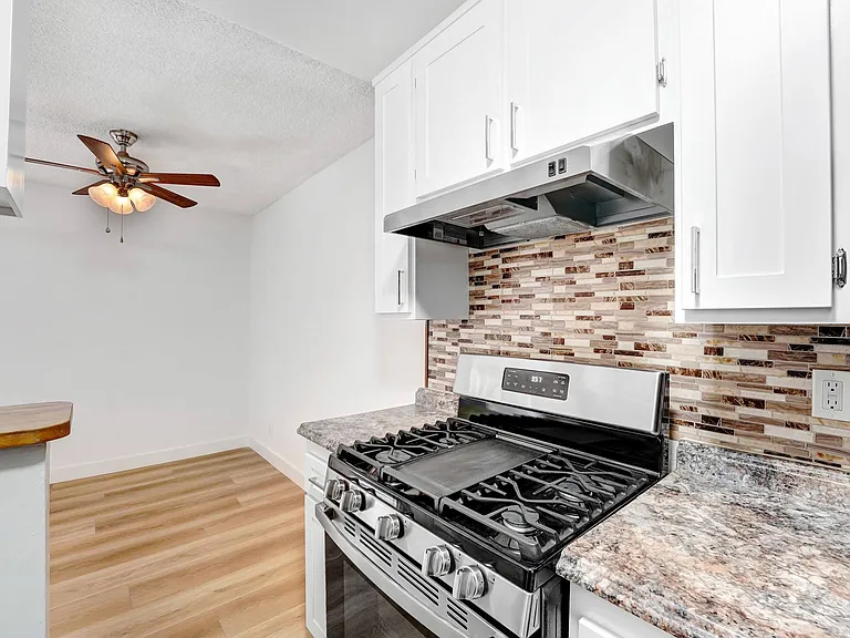 10310 Regent — Photo 1