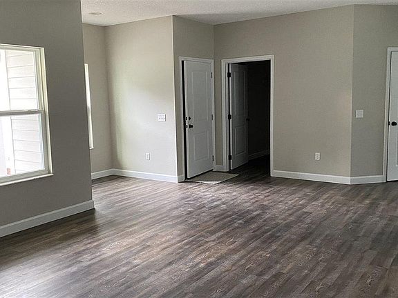 3rd image of 148 SW Cherry Blossom Way
