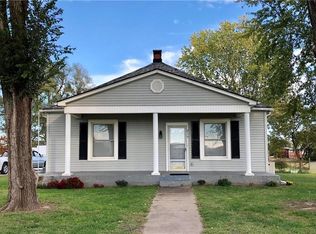 215 S 8th St, Elwood, KS 66024