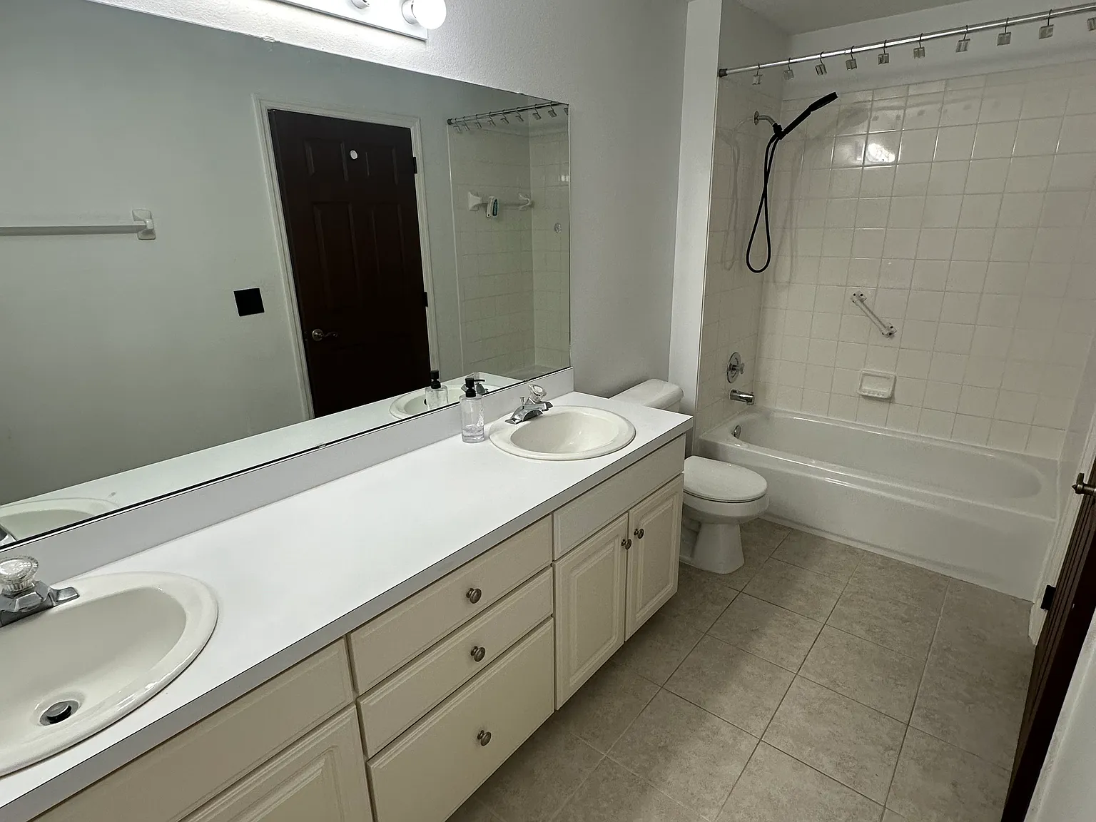 221 Heron St — Photo 4