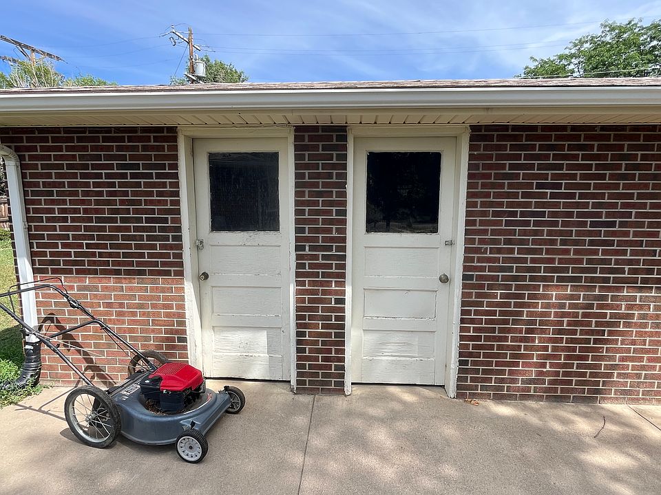 2nd image of 841 Franklin Ave #841