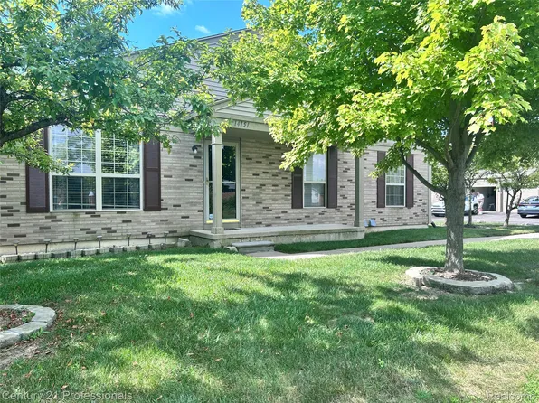 14151 Watersway Dr, Gibraltar, MI 48173