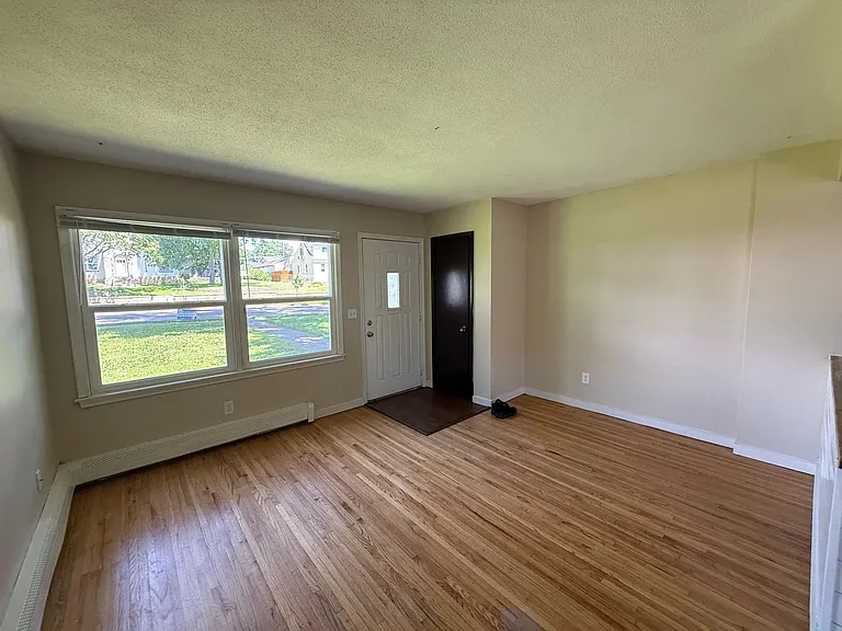 560-562 37th Ave NE — Photo 34