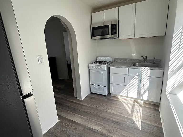 174 W 7th Ave #2 — Photo 5