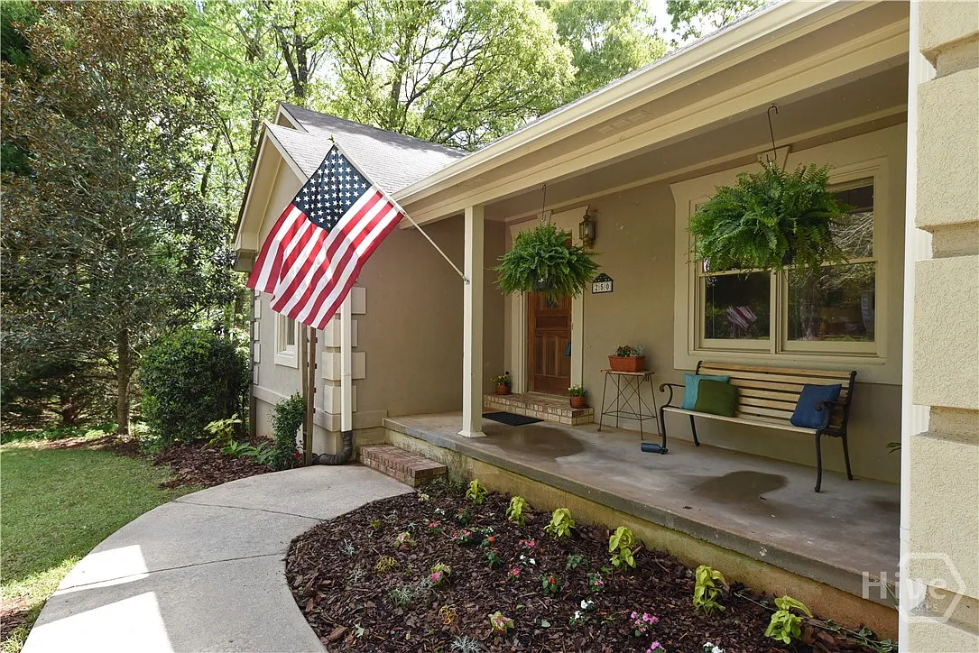 3 bed, 2.0 bath, 1525 sqft, $2,000 — Photo 4