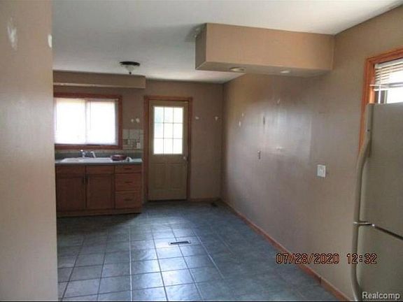 5th image of 5611 Croissant St